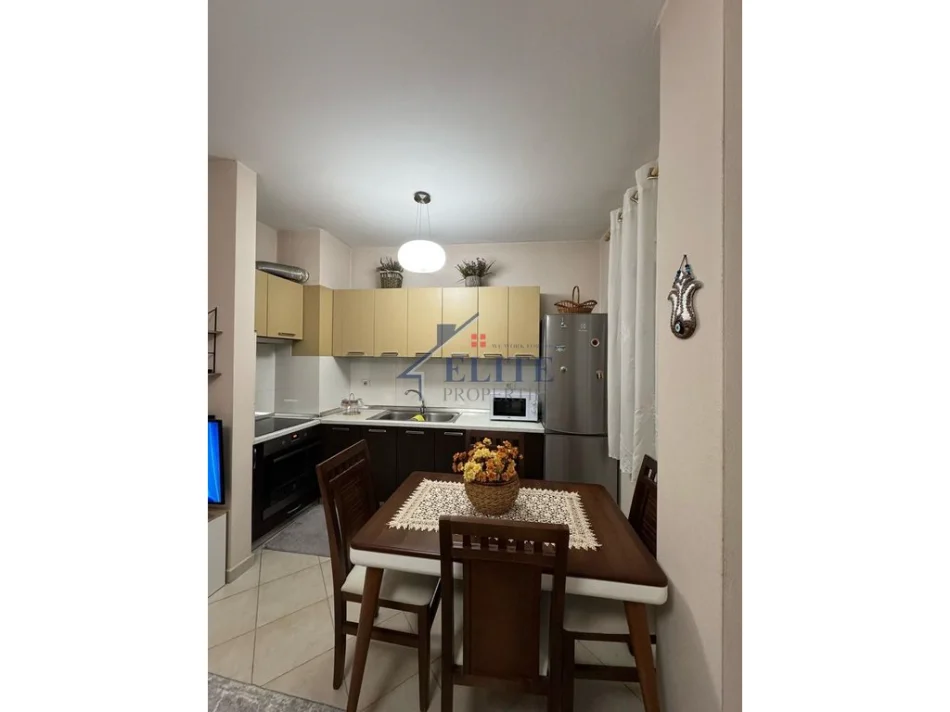 Tirane, jepet me qera apartament 1+1+Ballkon , 65 m² 470 € (Univers Lounge)