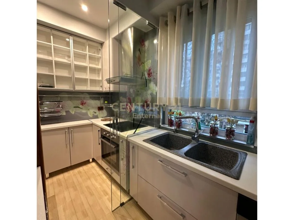 Tirane, jepet me qera apartament 3+1+Aneks Kati 1, 140 m² 1.800 € (Bllok)