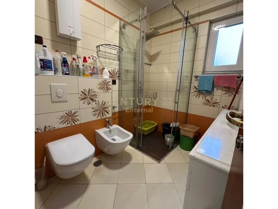 Tirane, jepet me qera apartament 3+1+Aneks Kati 1, 140 m² 1.800 € (Bllok)