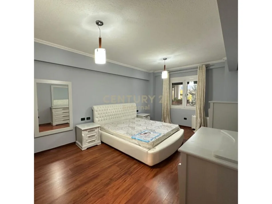 Tirane, jepet me qera apartament 3+1+Aneks Kati 1, 140 m² 1.800 € (Bllok)