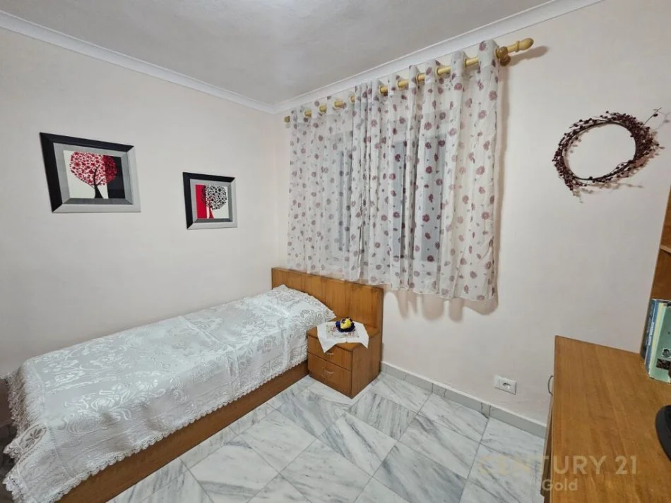 Tirane, jepet me qera apartament 3+1 Kati 2, 76 m² 650 € (Rruga Fortuzi)
