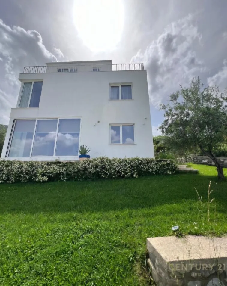 Tirane, jepet me qera Vile 4+1+Aneks+Ballkon Kati 3, 574 m² 2.000 € (Berzhite)