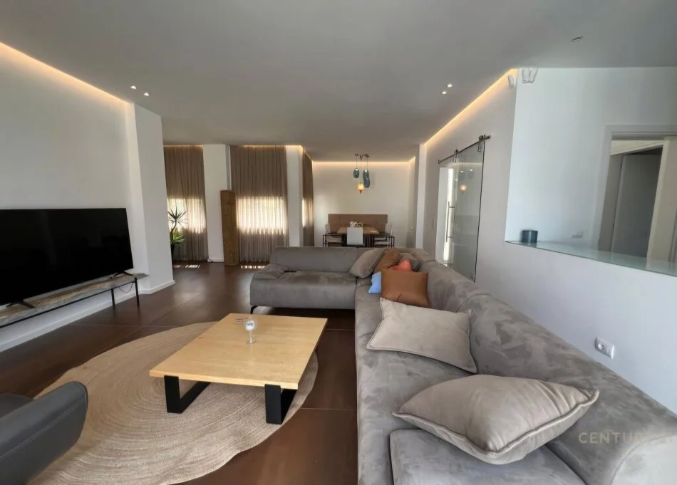 Tirane, jepet me qera Vile 4+1+Aneks+Ballkon Kati 3, 574 m² 2.000 € (Berzhite)