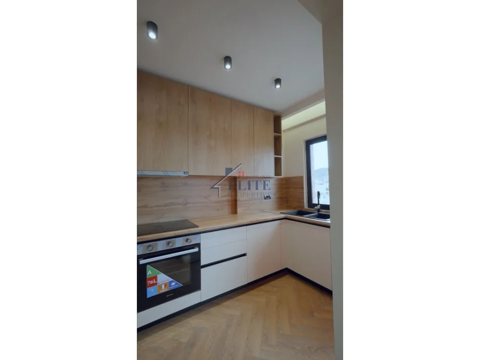 Tirane, shitet apartament 2+1+Ballkon , 101 m² 270.000 € 