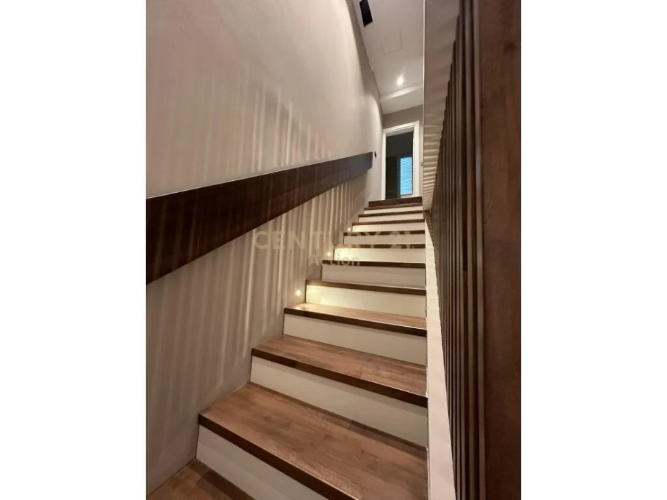 Durres, shes Vile 2+1+Aneks+Ballkon Kati 2, 400 m² 550.000 € (rruga gjiri i lalezit)