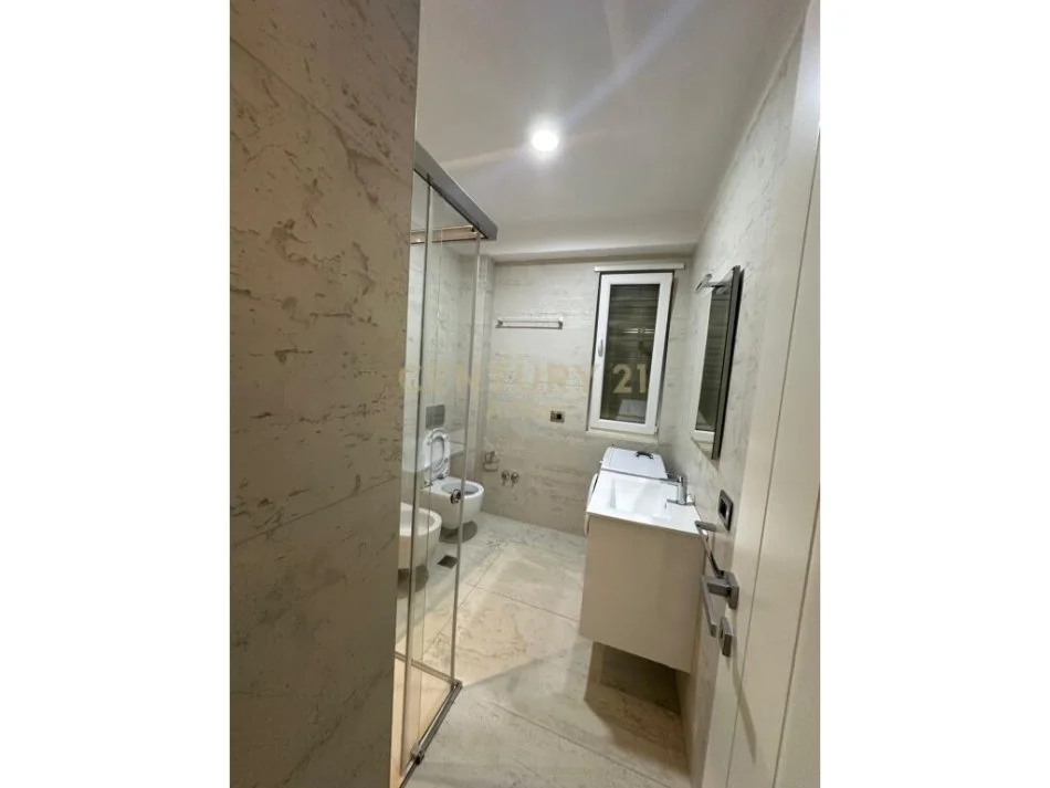 Durres, shes Vile 2+1+Aneks+Ballkon Kati 2, 400 m² 550.000 € (rruga gjiri i lalezit)