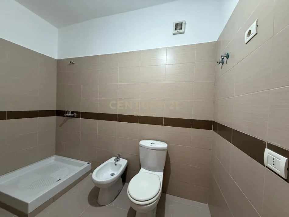 Tirane, shitet apartament 2+1+Ballkon Kati 1, 115 m² 260.000 € (qender)