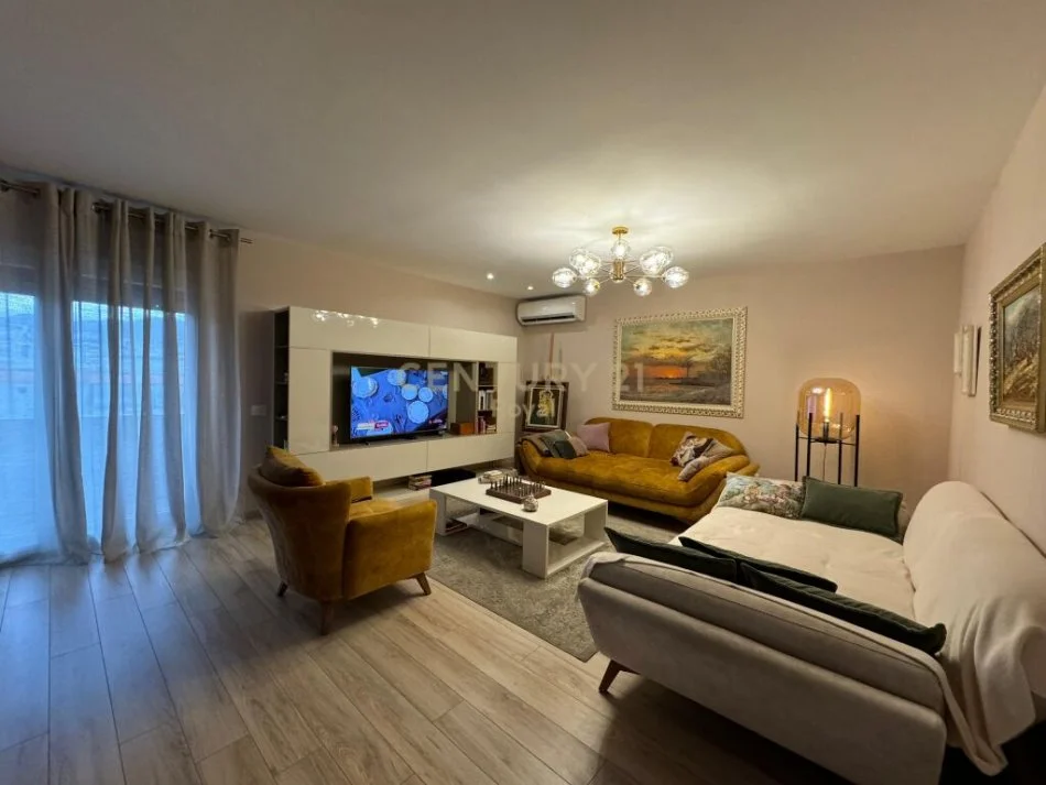 Tirane, jepet me qera apartament duplex 3+1 Kati 7, 135 m² 1.350 € (Komuna E Parisit)