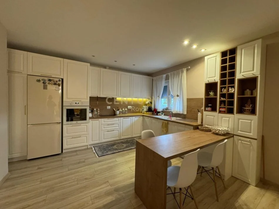 Tirane, jepet me qera apartament duplex 3+1 Kati 7, 135 m² 1.350 € (Komuna E Parisit)