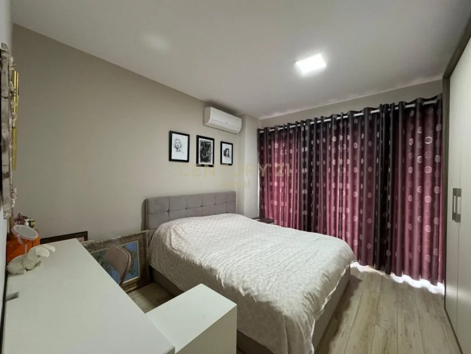 Tirane, jepet me qera apartament duplex 3+1 Kati 7, 135 m² 1.350 € (Komuna E Parisit)