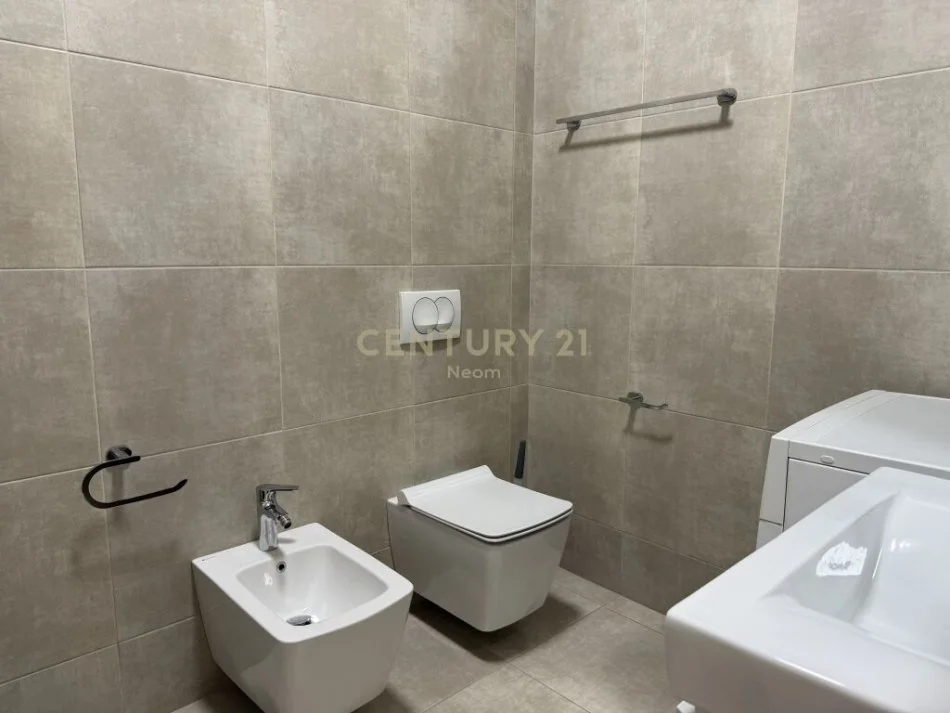 Tirane, shes apartament 2+1+Ballkon Kati 3, 101 m² 209.000 € (5 Maji)