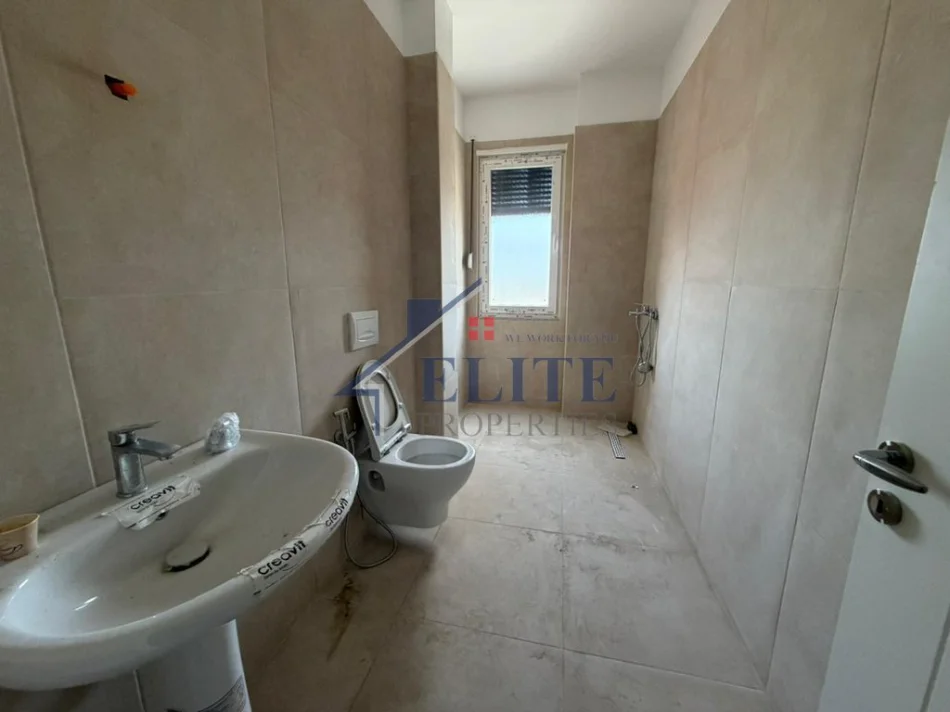 Tirane, shitet apartament 2+1+Ballkon Kati 8, 107 m² 91.000 € (Rruga Osbe)