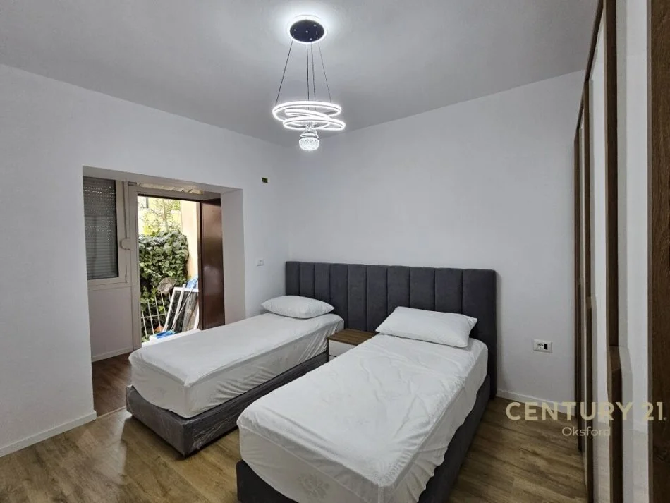 Tirane, jepet me qera apartament 2+1 , 82 m² 700 € (Prane bllokut te ambasadave)
