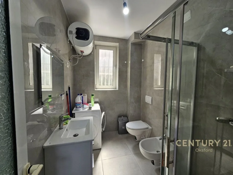 Tirane, jepet me qera apartament 2+1 , 82 m² 700 € (Prane bllokut te ambasadave)