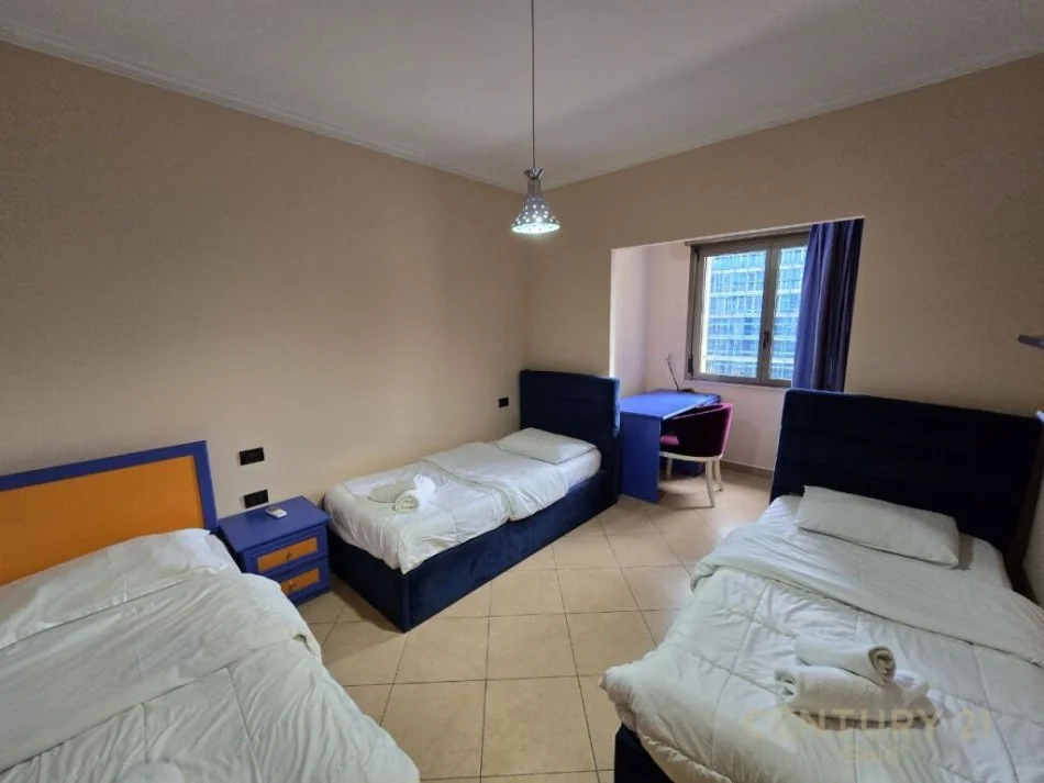 Tirane, jepet me qera apartament 2+1+Ballkon Kati 8, 100 m² 1.000 € (15 kateshi,qender)