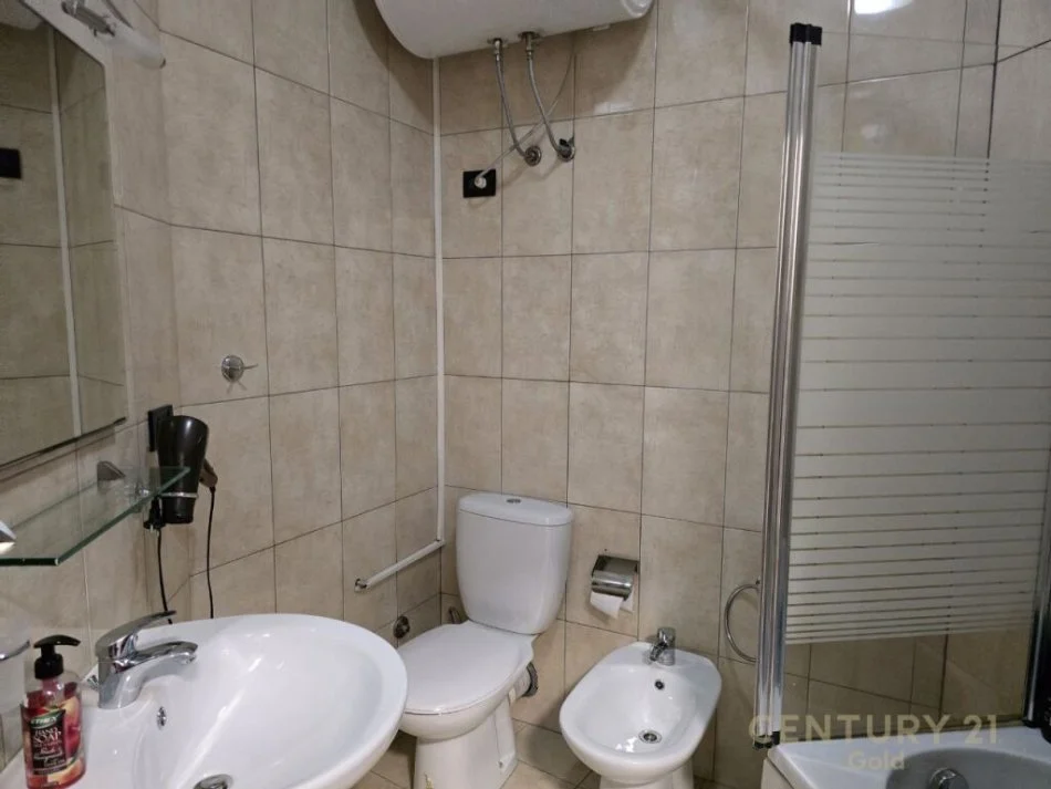 Tirane, jepet me qera apartament 2+1+Ballkon Kati 8, 100 m² 1.000 € (15 kateshi,qender)