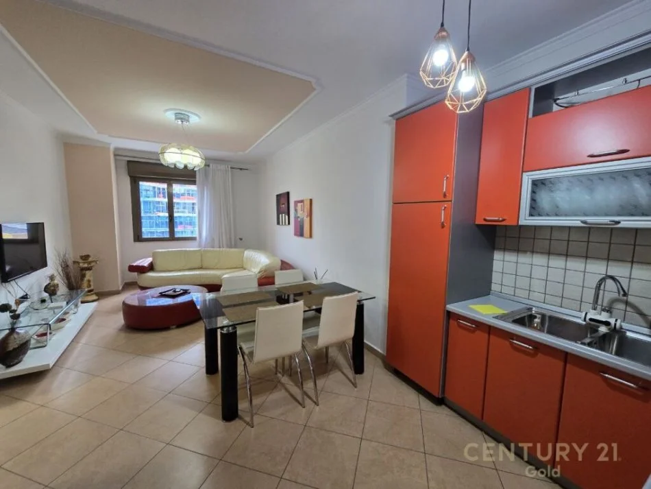 Tirane, jepet me qera apartament 2+1+Ballkon Kati 8, 100 m² 1.000 € (15 kateshi,qender)