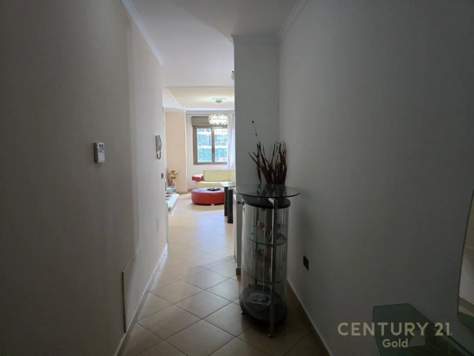 Tirane, jepet me qera apartament 2+1+Ballkon Kati 8, 100 m² 1.000 € (15 kateshi,qender)