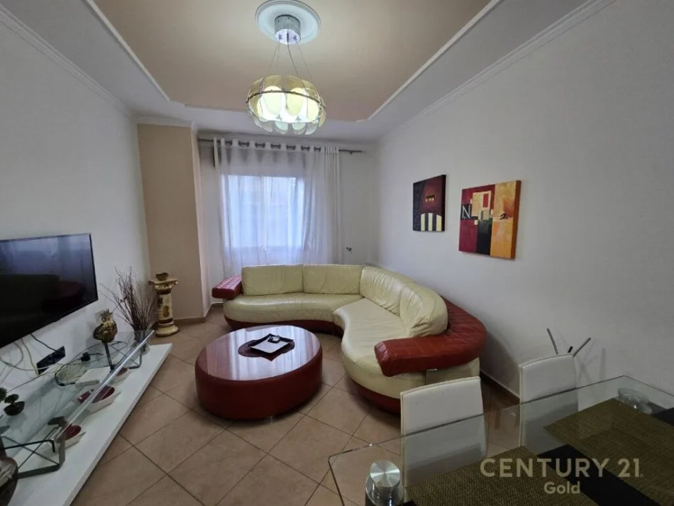 Tirane, jepet me qera apartament 2+1+Ballkon Kati 8, 100 m² 1.000 € (15 kateshi,qender)