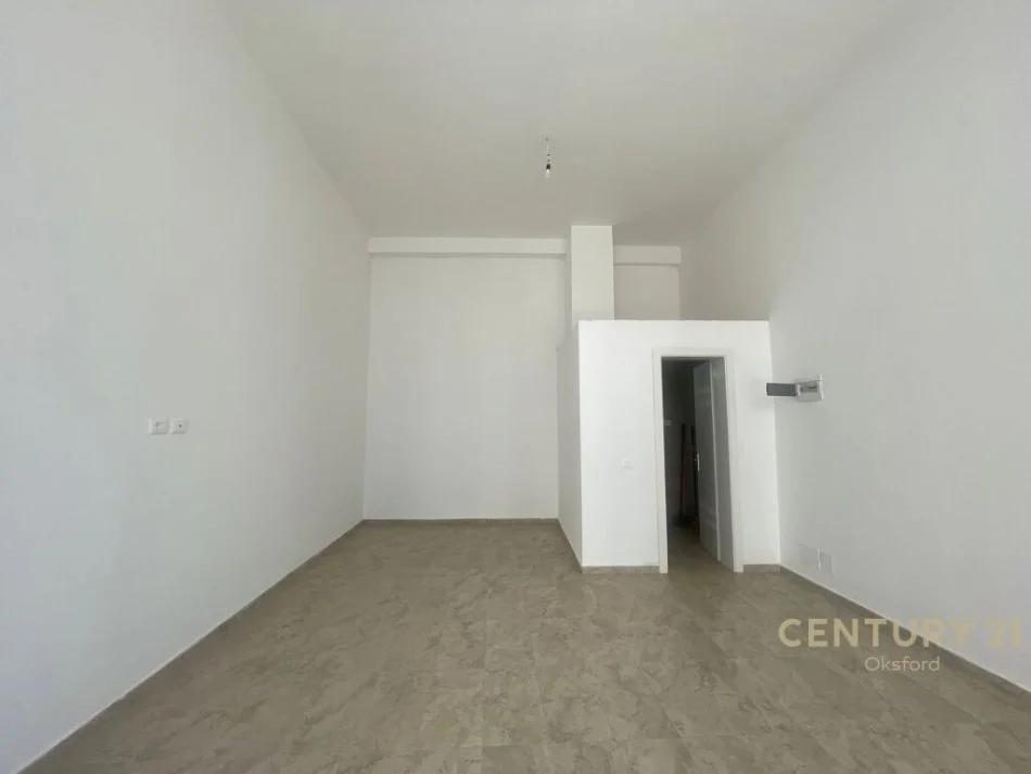 Tirane, jepet me qera dyqan Kati 0, 46 m² 500 € (Fusha e Avijacjonit)