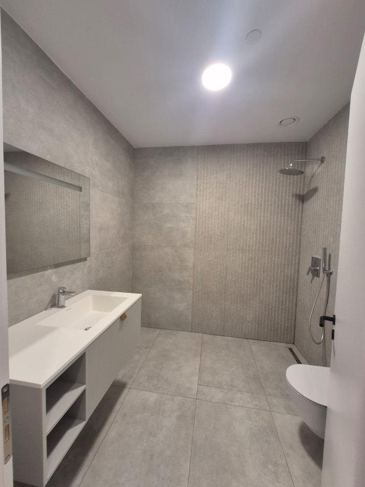 Tirane, jepet me qera zyre Kati 20, 176 m² 3.000 € (Downtown One)