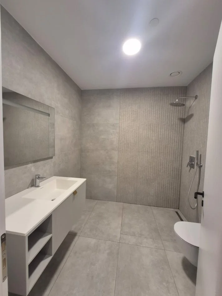 Tirane, jepet me qera zyre Kati 20, 176 m² 3.000 € (Downtown One)