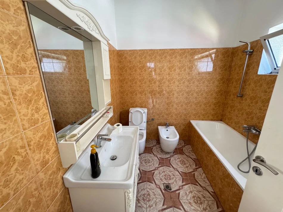 Tirane, jepet me qera apartament 3+1 Kati 1, 100 m² 750 € (Rruga him kolli)