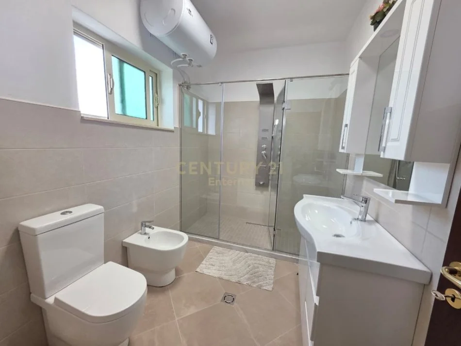 Tirane, jepet me qera Vile 4+1 Kati 1, 200 m² 2.500 € (Sauk)