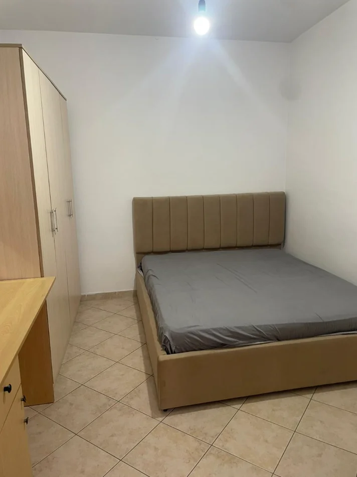 Tirane, jepet me qera apartament 1+1+Ballkon Kati 2, 55 m² 500 € (KOMUNA E PARISIT)