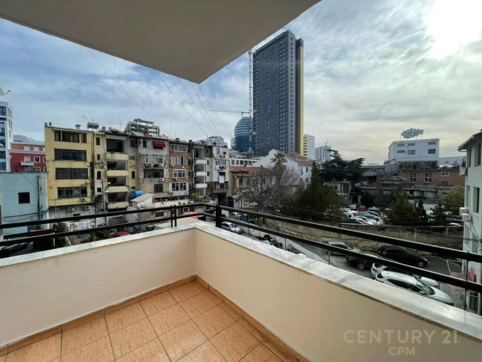 Tirane, jepet me qera apartament 1+1+Ballkon Kati 3, 82 m² 700 € (qender)
