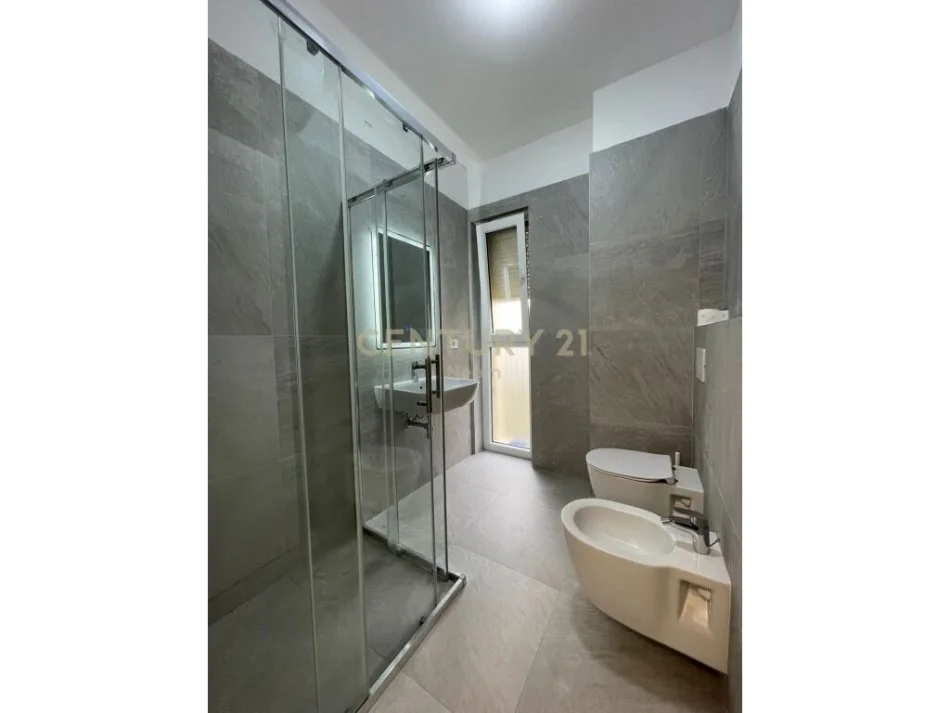 Tirane, jepet me qera apartament 1+1 Kati 1, 64 m² 800 € (Liqeni i Thate)