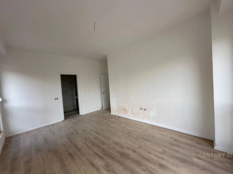 Tirane, shes apartament 3+1+Ballkon Kati 2, 143 m² 230.000 € (rruga e dafinave)