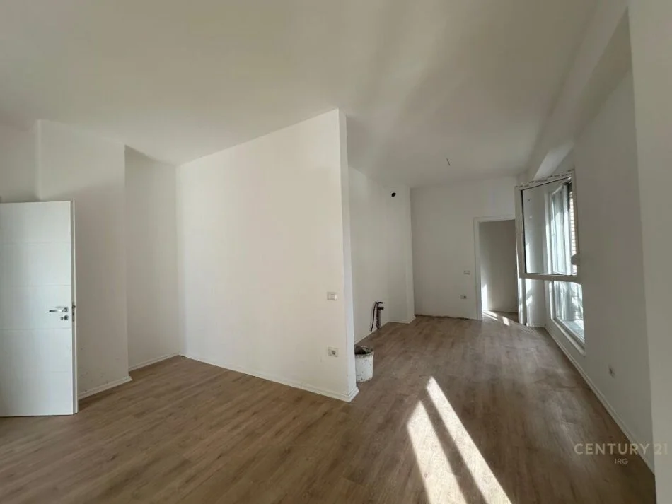 Tirane, shes apartament 3+1+Ballkon Kati 2, 143 m² 230.000 € (rruga e dafinave)