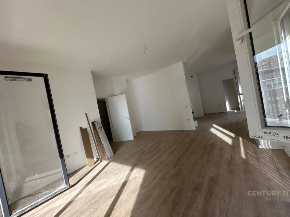 Tirane, shes apartament 3+1+Ballkon Kati 2, 143 m² 230.000 € (rruga e dafinave)