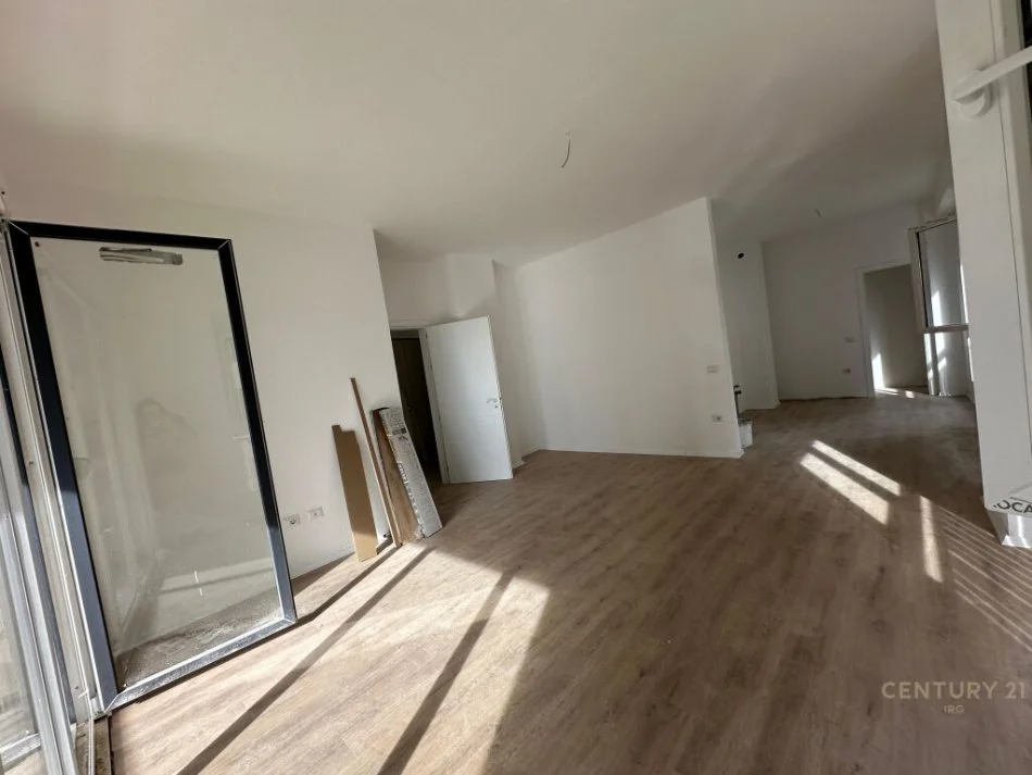 Tirane, shes apartament 3+1+Ballkon Kati 2, 143 m² 230.000 € (rruga e dafinave)