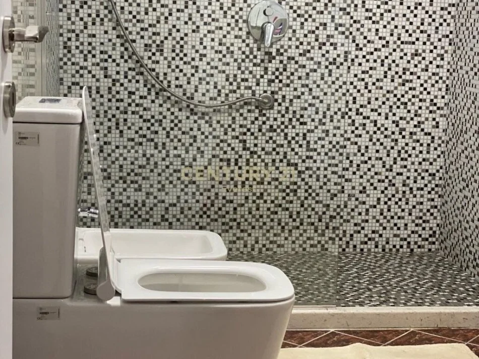 Tirane, jepet me qera apartament 1+1 Kati 5, 60 m² 650 € (Rruga e Barrikadave)