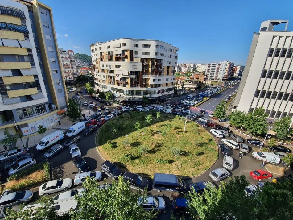 Tirane, shitet apartament 2+1+Ballkon bashke me post parkimi Kati 7, 95 m² 125.000 € (rruga Loni Ligori)