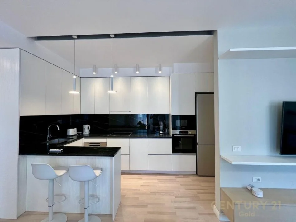 Tirane, jepet me qera apartament 2+1+Ballkon Kati 6, 95 m² 1.000 € (RRUGA E BARRIKADAVE)