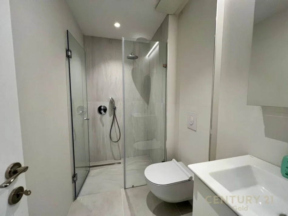 Tirane, jepet me qera apartament 2+1+Ballkon Kati 6, 95 m² 1.000 € (RRUGA E BARRIKADAVE)