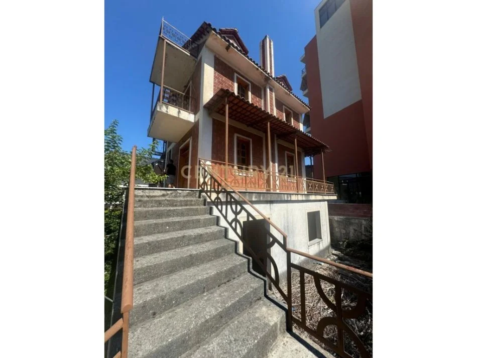 Tirane, shes shtepi 3 Katshe , 590 m² 320.000 € (Shkoze)