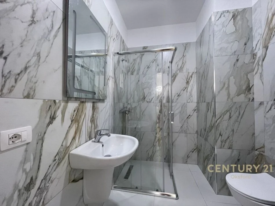 Tirane, jepet me qera apartament 1+1+Ballkon Kati 5, 50 m² 500 € (Xhamllik)