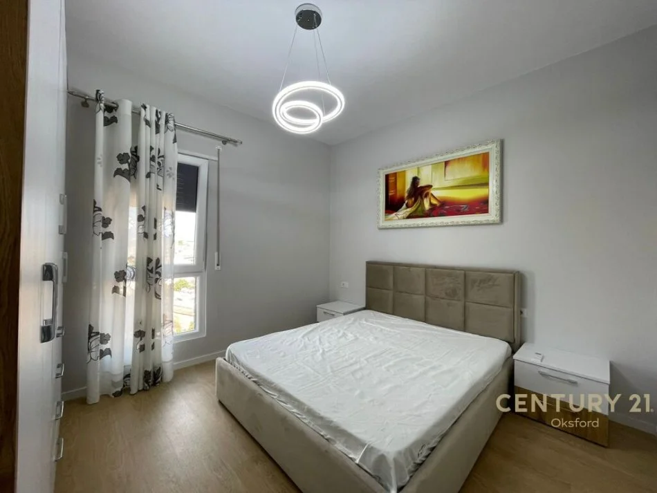 Tirane, jepet me qera apartament 1+1+Ballkon Kati 5, 50 m² 500 € (Xhamllik)