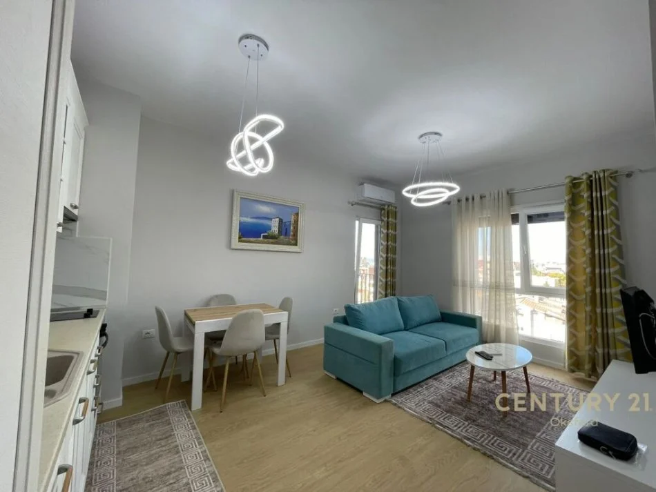 Tirane, jepet me qera apartament 1+1+Ballkon Kati 5, 50 m² 500 € (Xhamllik)