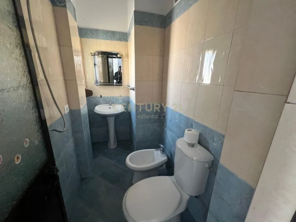 Durres, jepet me qera apartament 2+1 Kati 9, 110 m² 450 € (ISH RAJONI)