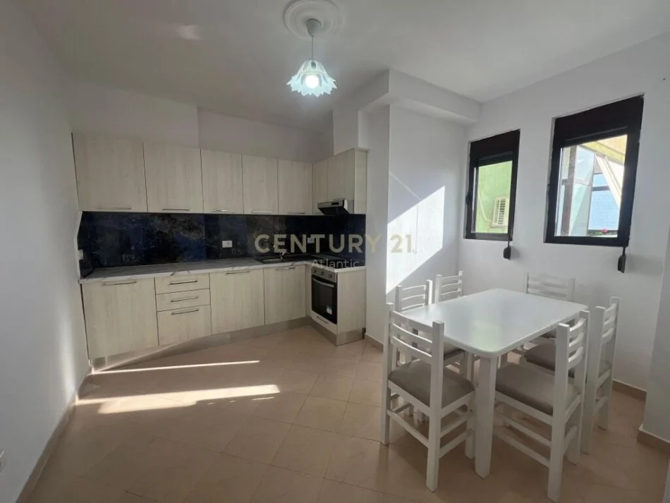 Durres, jepet me qera apartament 2+1 Kati 9, 110 m² 450 € (ISH RAJONI)