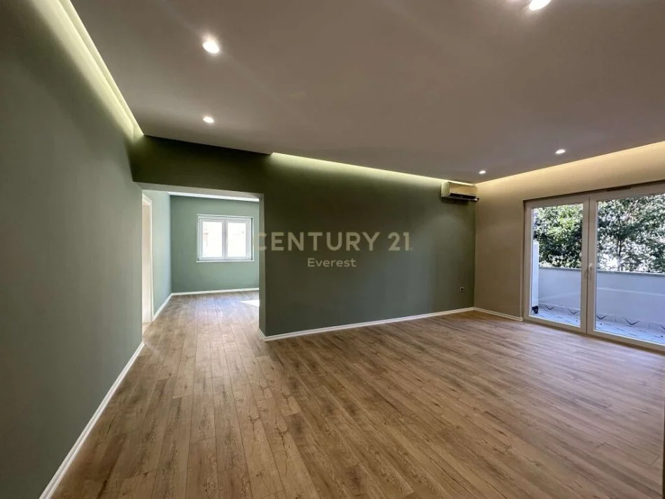 Tirane, jepet me qera ambjent biznesi Kati 2, 103 m² 600 € (Rruga Fortuzi)