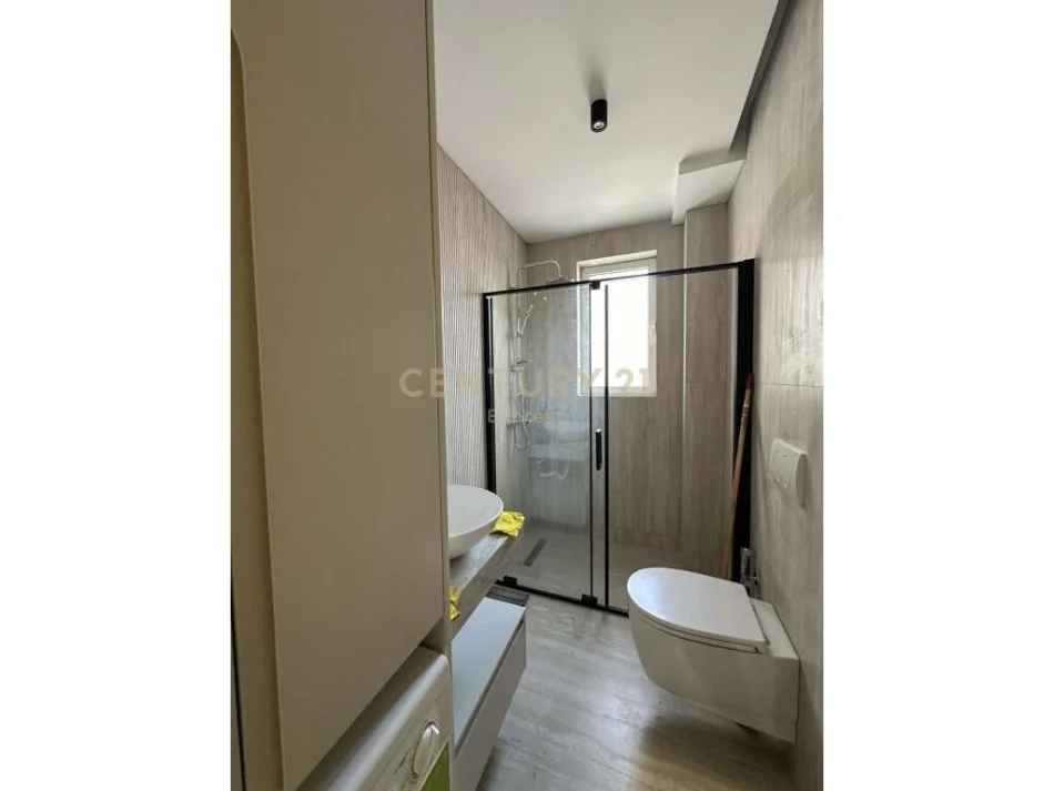 Tirane, jepet me qera ambjent biznesi Kati 2, 103 m² 600 € (Rruga Fortuzi)