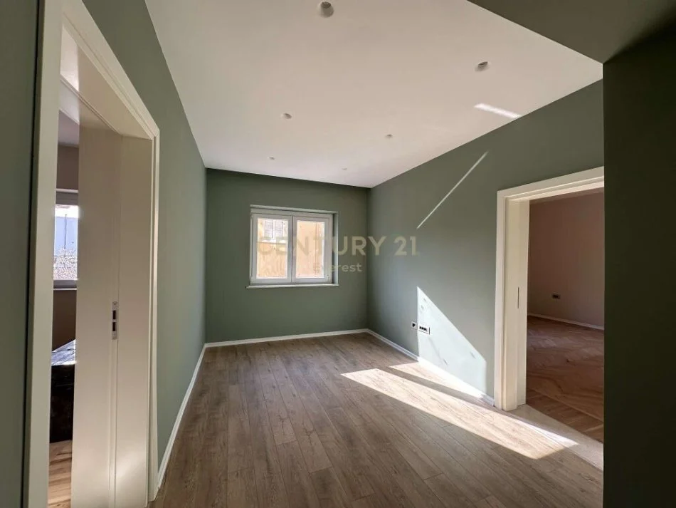 Tirane, jepet me qera ambjent biznesi Kati 2, 103 m² 600 € (Rruga Fortuzi)