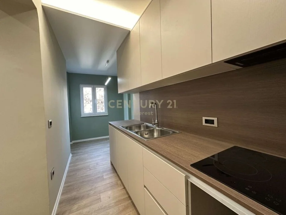 Tirane, jepet me qera ambjent biznesi Kati 2, 103 m² 600 € (Rruga Fortuzi)