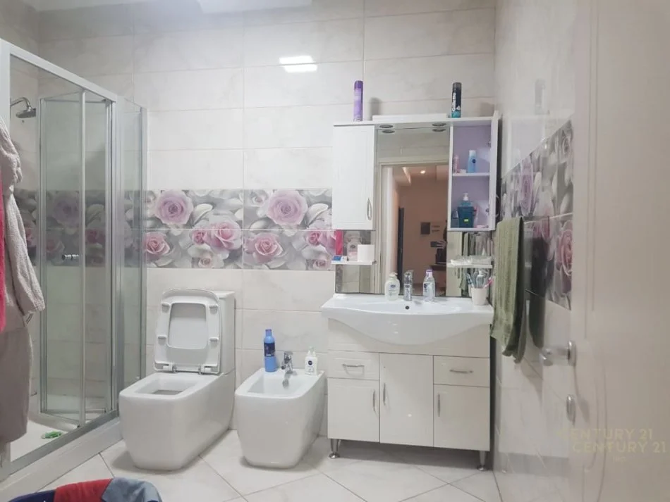 Tirane, jepet me qera apartament 2+1 Kati 4, 110 m² 700 € (sheshi skenderbeu)
